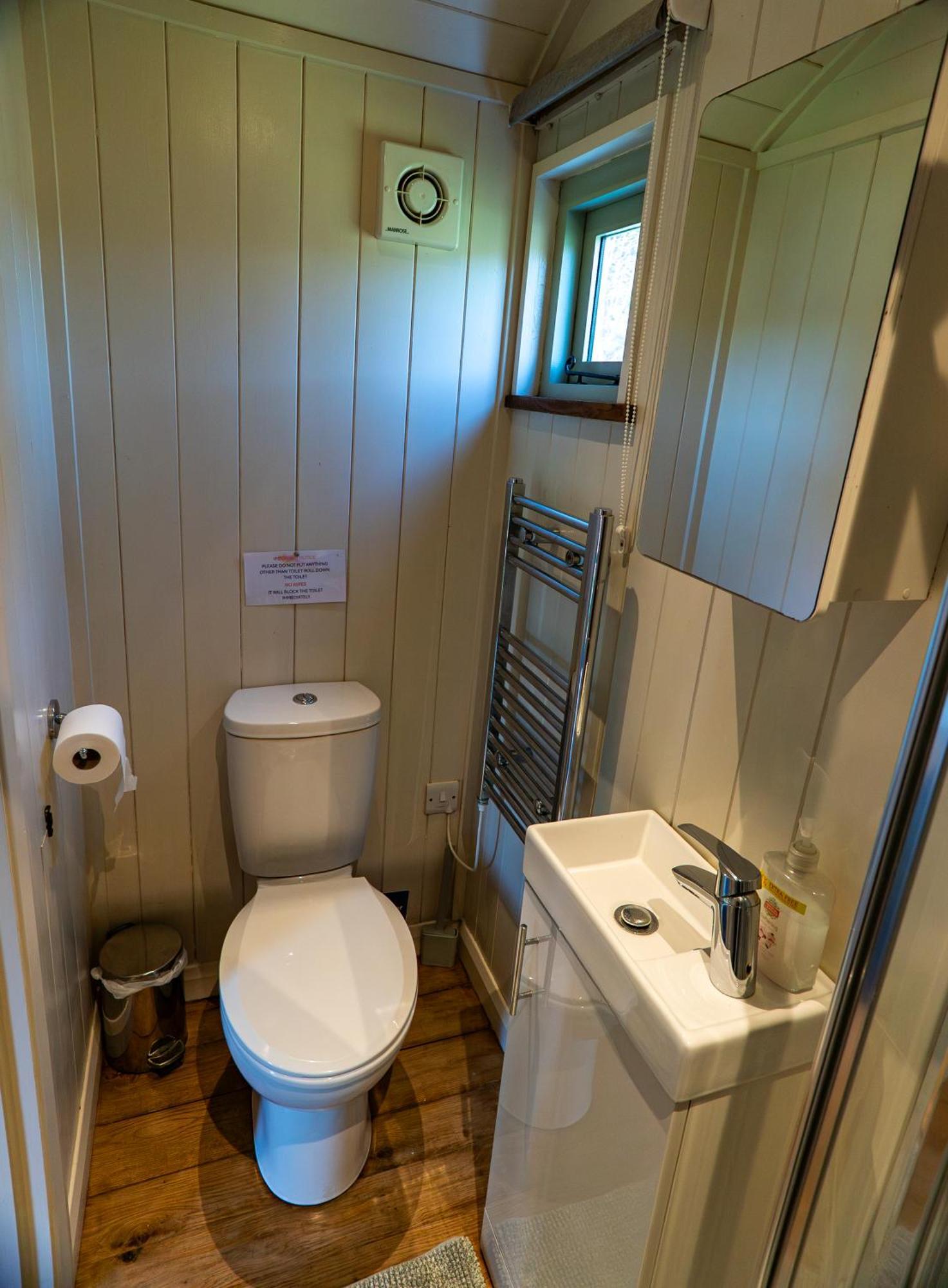 Affittacamere Lavender Retreat With Private Hot Tub Upper Hulme Esterno foto
